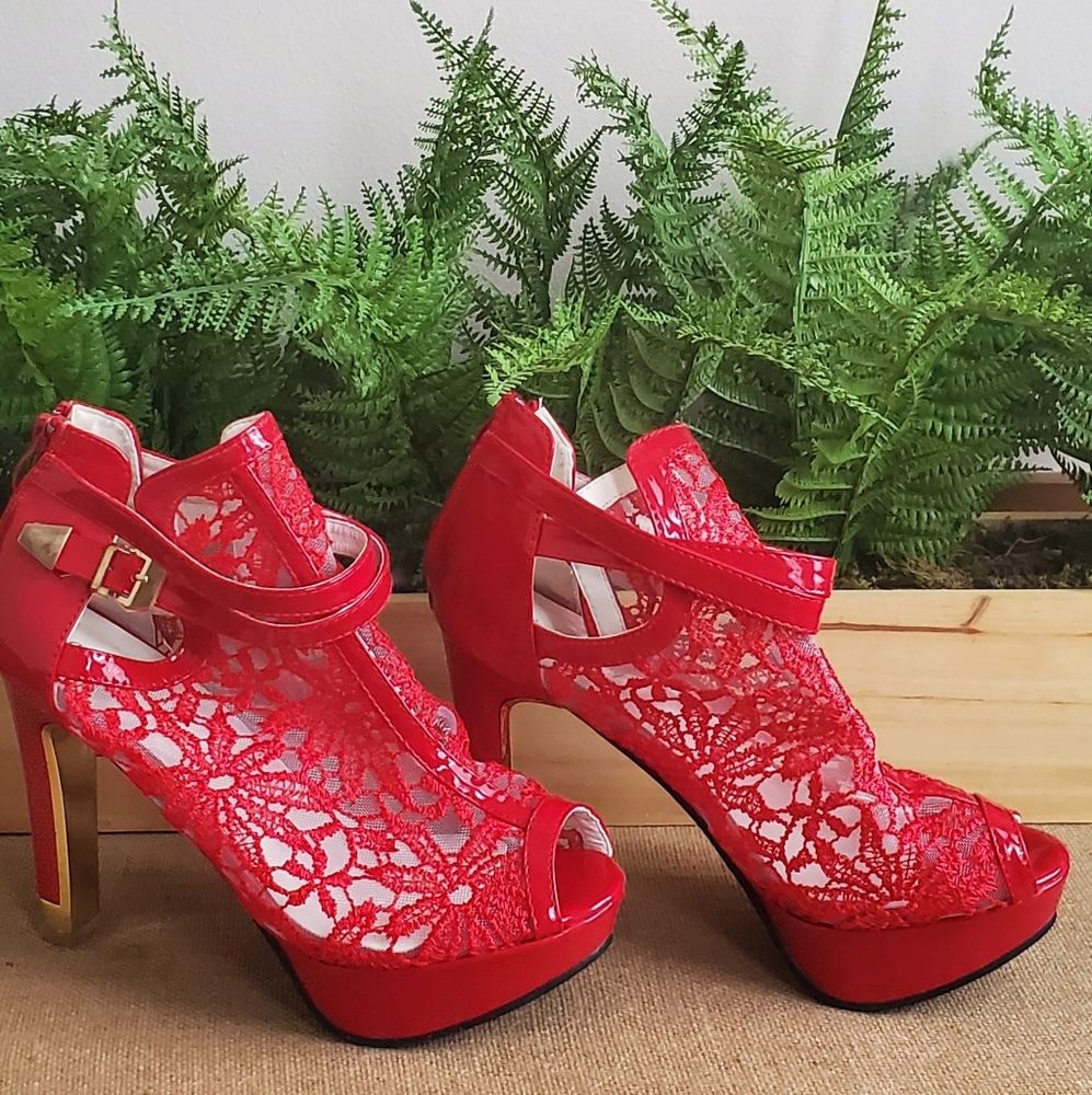Laced peeped toed heel